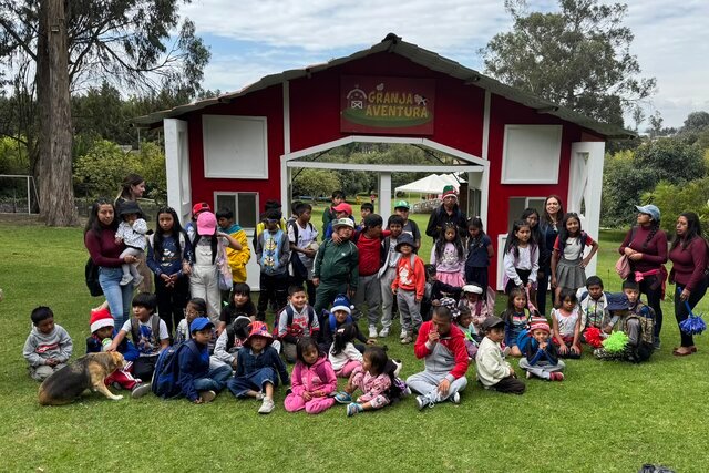 Integrantes de Fundaci&oacute;n Qurisunqu compartiendo en comunidad