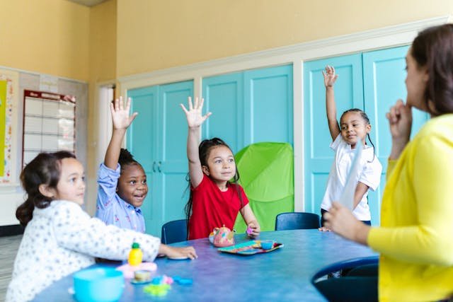 Ni&ntilde;os participando en actividades de aprendizaje