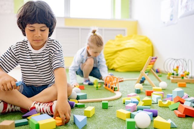 Ni&ntilde;os jugando en un espacio seguro y comunitario