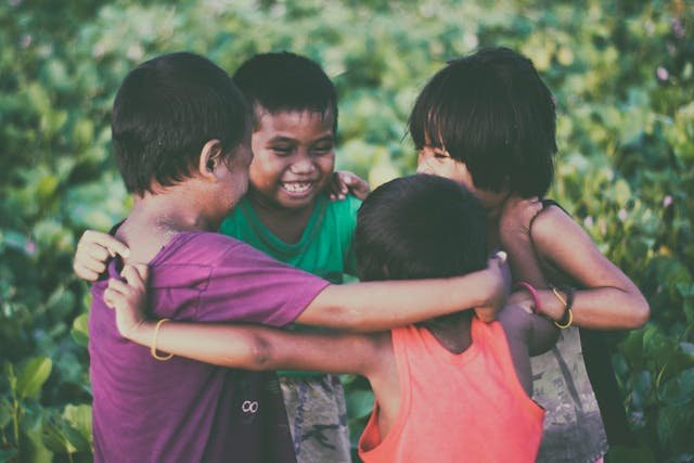 Ni&ntilde;os reunidos fortaleciendo la comunidad